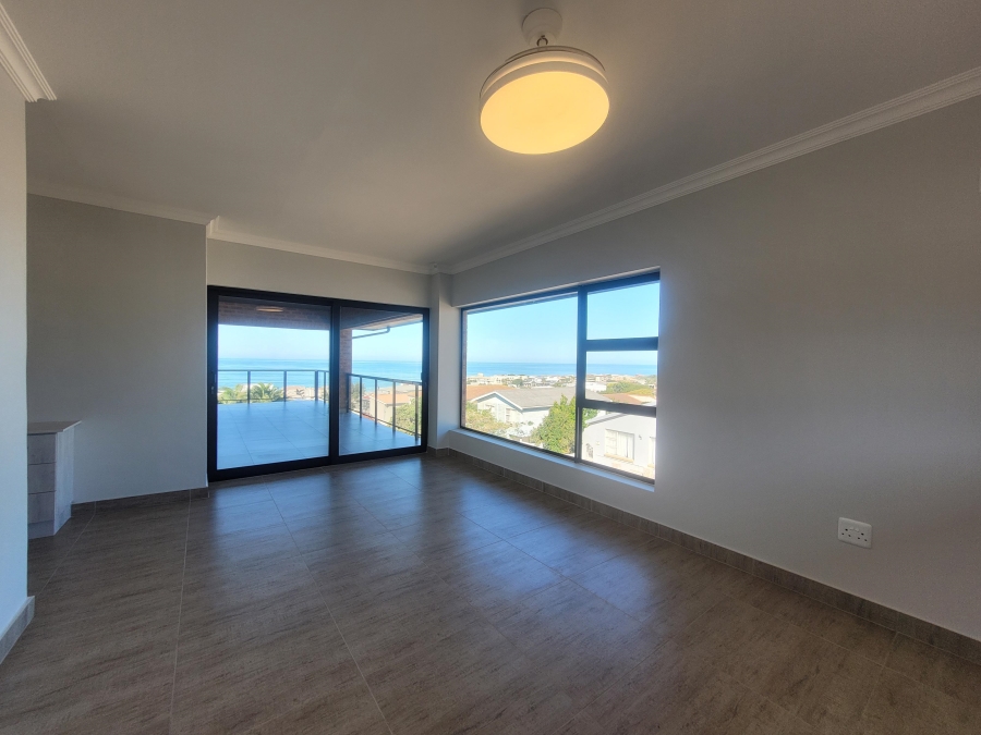 4 Bedroom Property for Sale in Wavecrest Eastern Cape